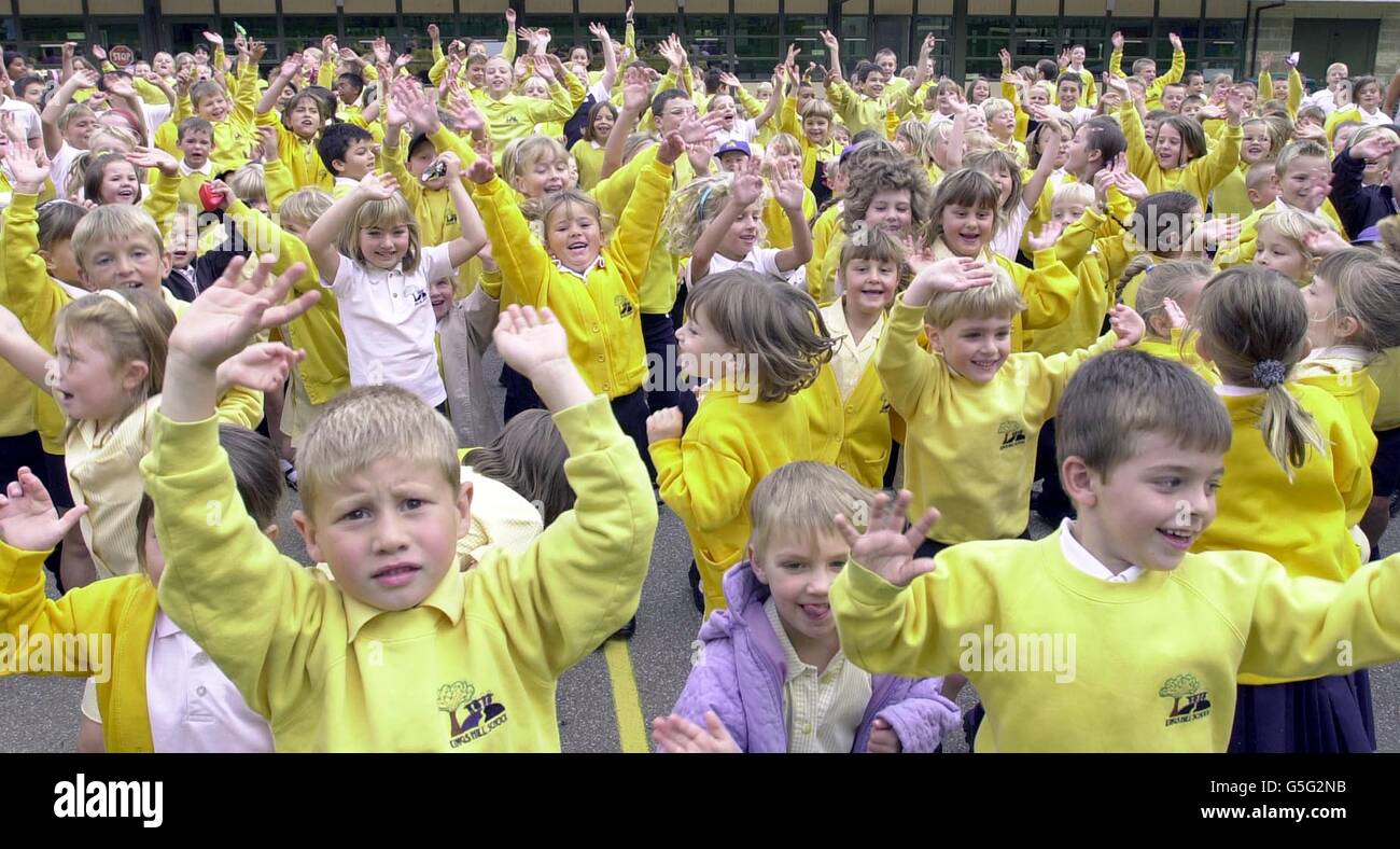 Gli alunni della scuola junior di Kings Hill a West Malling nel Kent, saltano per gioia mentre tentano di contribuire a registrare un'onda d'urto su vasta scala in tutto il Regno Unito. * ..... I bambini facevano parte di un massiccio esperimento a livello nazionale per vedere se potevano creare un registro sismico, per lanciare Science Year. Foto Stock