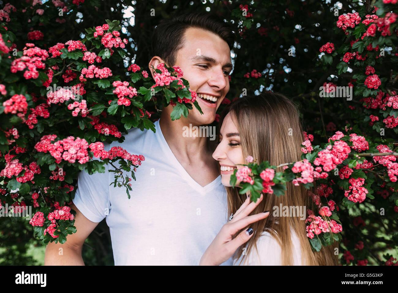 Giovane coppia felice in amore all'aperto Foto Stock