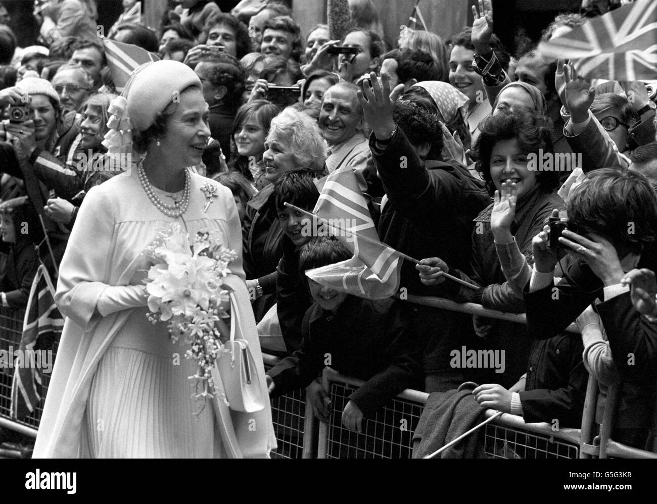 La regina Elisabetta II incontra persone durante la sua passeggiata a Guildhall dopo aver partecipato al Servizio di Ringraziamento del Giubileo d'Argento presso la Cattedrale di San Paolo. Foto Stock