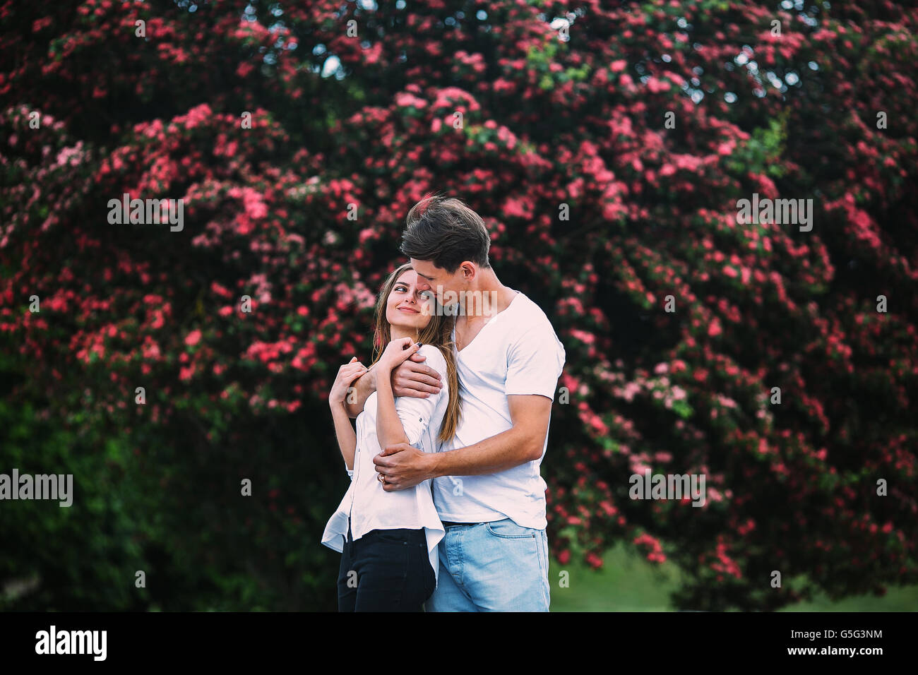 Giovane coppia felice in amore all'aperto Foto Stock