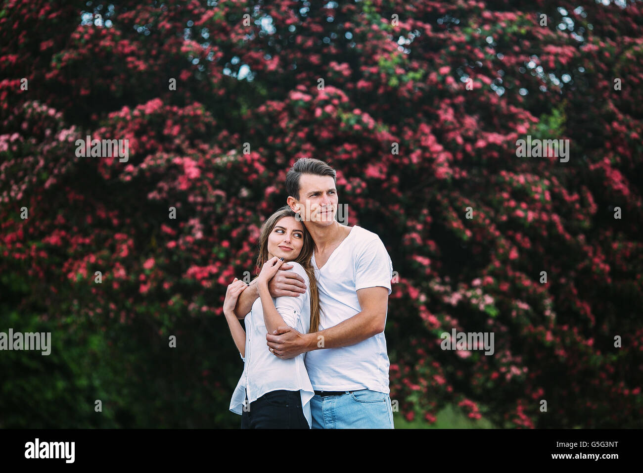 Giovane coppia felice in amore all'aperto Foto Stock