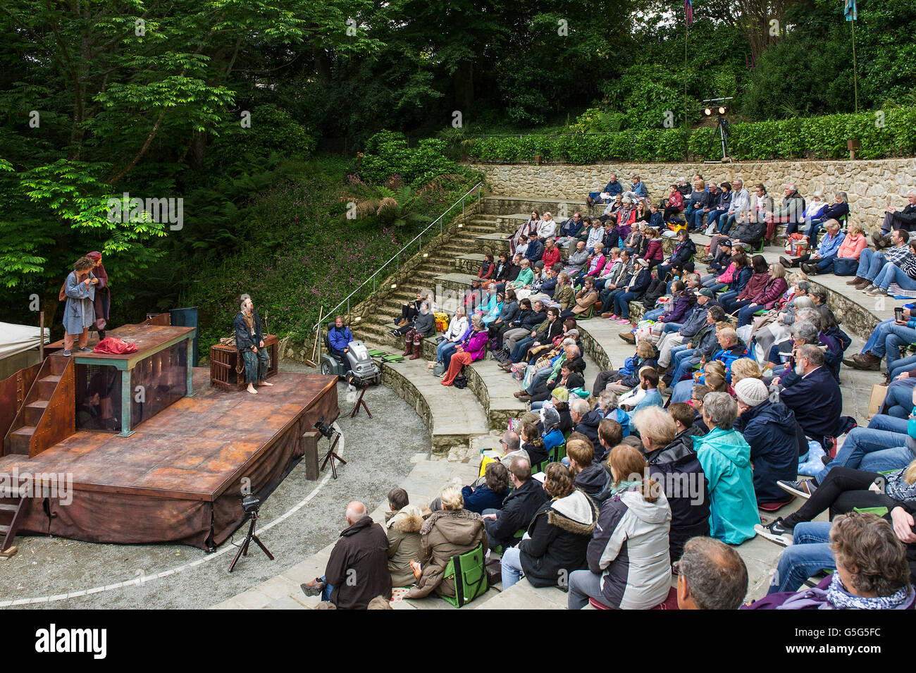 Il pubblico all'inizio del miracolo del teatro di prestazioni la vita è un sogno al Trebah Gardens anfiteatro in Cornovaglia. Foto Stock