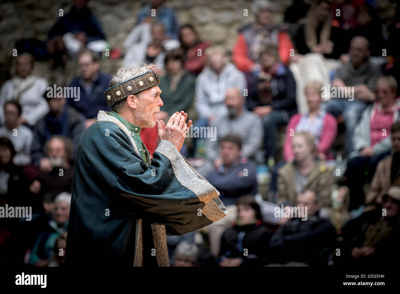 Miracle Theatre Performance Life’s A Dream attori recitazione Trebah Garden Amphitheatre Cornovaglia. Foto Stock