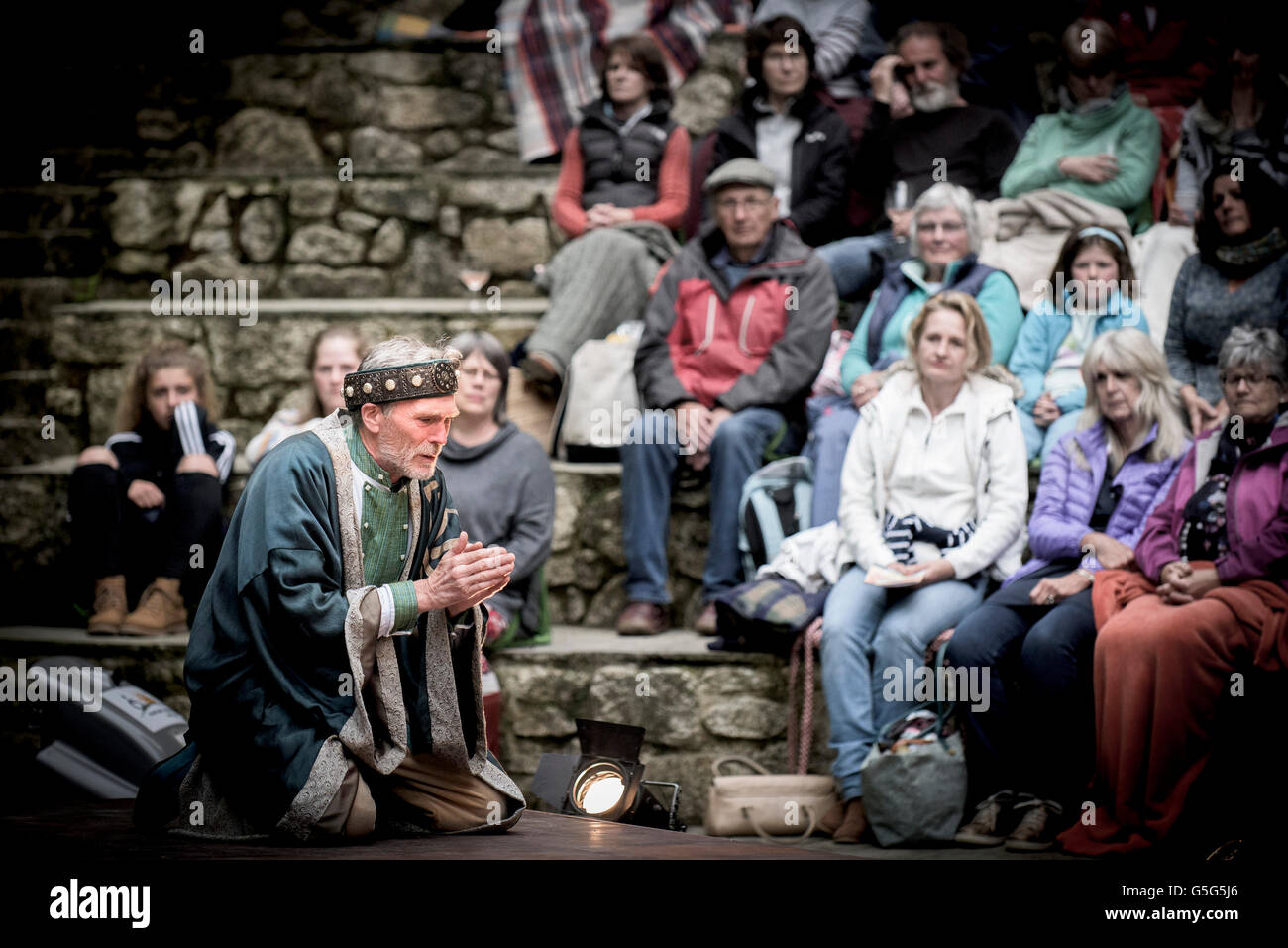 Teatro miracolo eseguendo la vita è un sogno che agiscono attori Trebah Anfiteatro Giardino Cornwall. Foto Stock