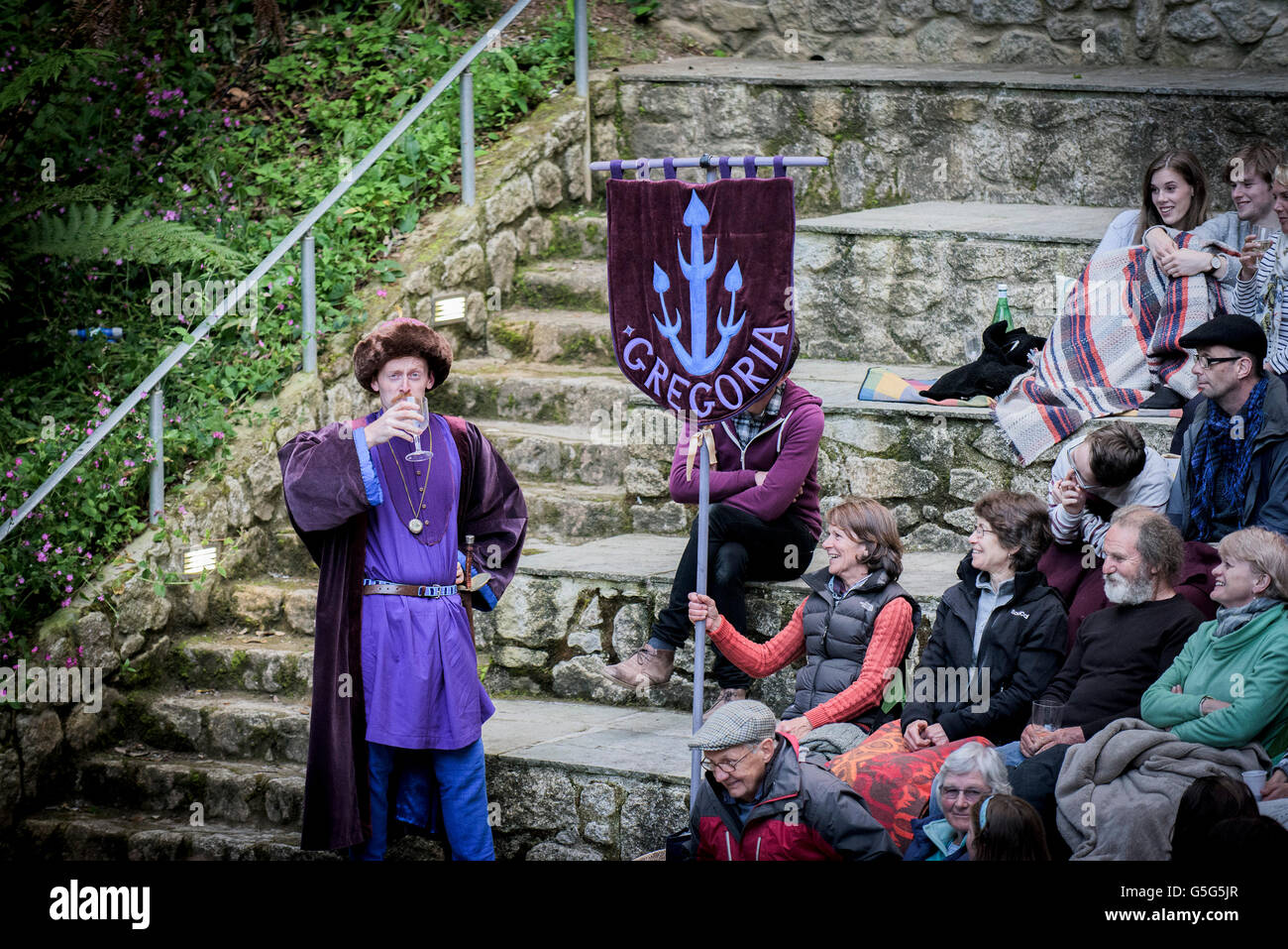 Teatro miracolo eseguendo la vita è un sogno che agiscono attori Trebah Gardens Anfiteatro Cornwall. Foto Stock