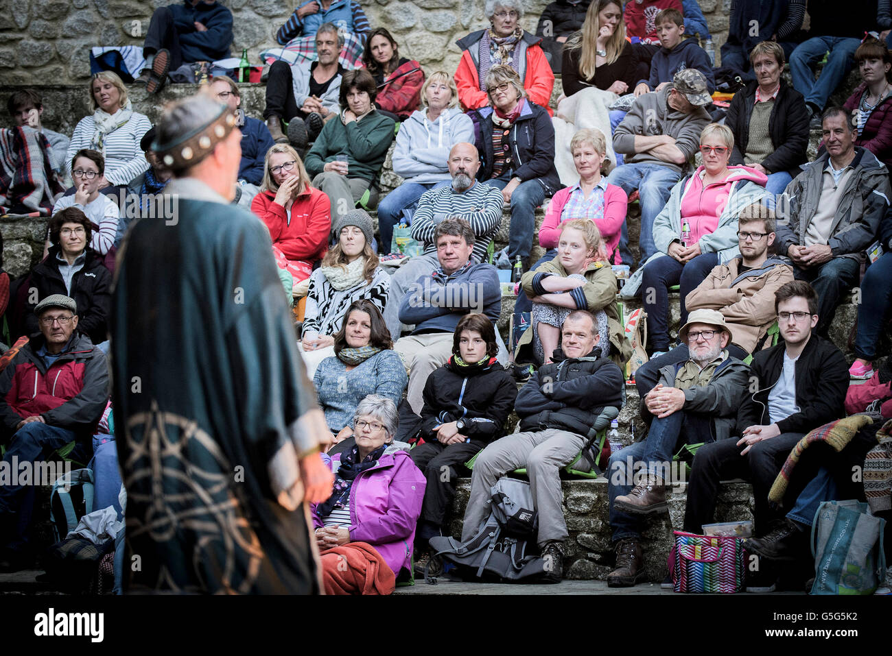 Teatro miracolo eseguendo la vita è un sogno che agiscono attori Trebah Gardens Anfiteatro Cornwall. Foto Stock