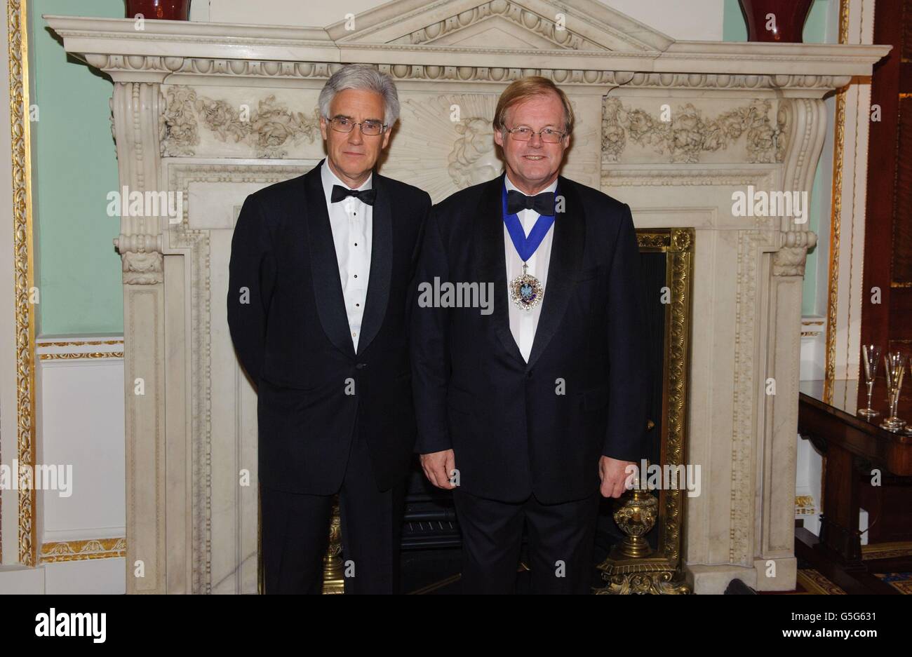 Presidente della Financial Services Authority Lord Turner (a sinistra) e Lord Mayor della City of London David Wooton al banchetto annuale della città, presso Mansion House, nella città di Londra. Foto Stock