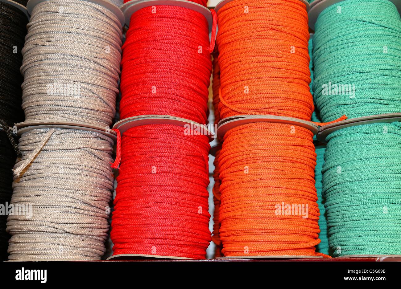 Molti gli steli di colore di filo e le sfere di lana in vendita nel negozio per sarti Foto Stock