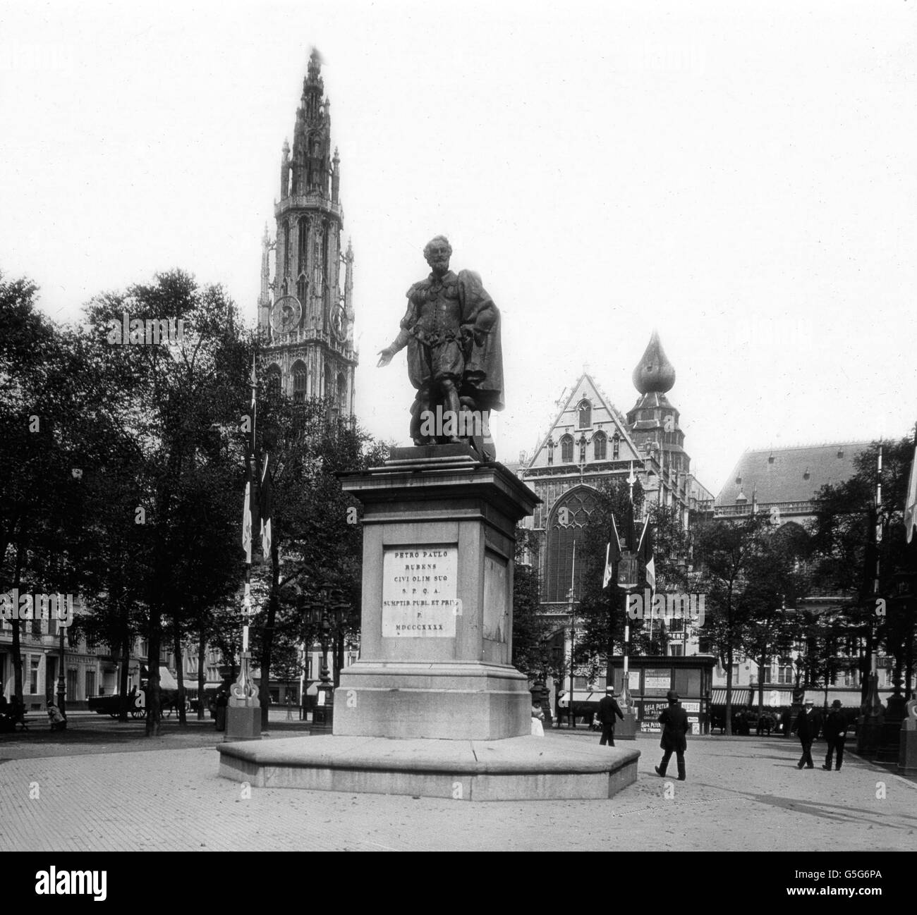 Das Peter Paul Rubens Denkmal in Antwerpen. Il monumento del pittore Peter Paul Rubens nella città di Anversa. in bianco e nero, monumento, statua, pittore, quadrato, persone, Europa Belgio, viaggi, storia, storico, 1910S, 1920s, xx secolo, archivio, Carl Simon, vetrino di vetro Foto Stock