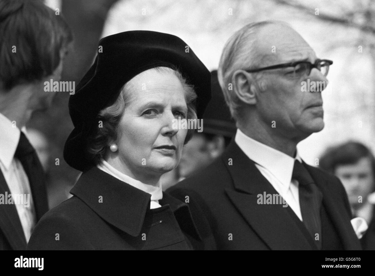 Margaret Thatcher, con suo marito Denis, presso la Chiesa di St Mary, Longworth, quando hanno partecipato al funerale di Airey Neave, amico e consigliere politico del leader del partito conservatore. Neave, portavoce dell'opposizione dell'Irlanda del Nord, è morto quando una bomba terrorista ha fatto esplodere la sua auto nei comuni. Foto Stock
