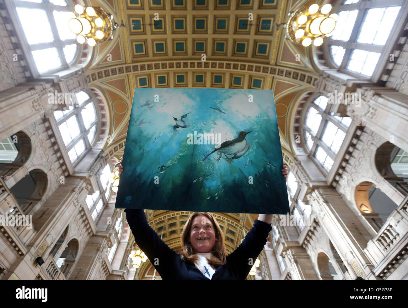 Ellie Owen della RSPB con il dipinto "So near so far-Guillemote" di Rhian Field, ispirato al PROGETTO DI TRACCIAMENTO DEGLI uccelli marini DI FAMA che cerca riserve naturali in mare). Il dipinto, insieme ad altri, è in mostra presso la Kelvingrove Art Gallery di Glasgow per i prossimi dieci giorni. Foto Stock