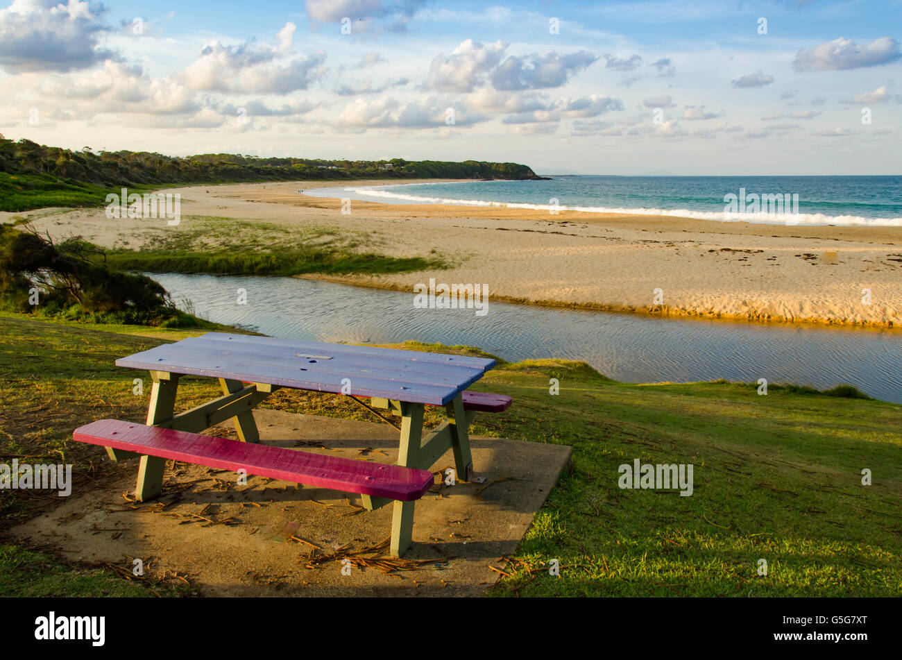 Un vuoto di una panchina nel parco si affaccia una spiaggia nel NSW Mid North Coast in Australia Foto Stock