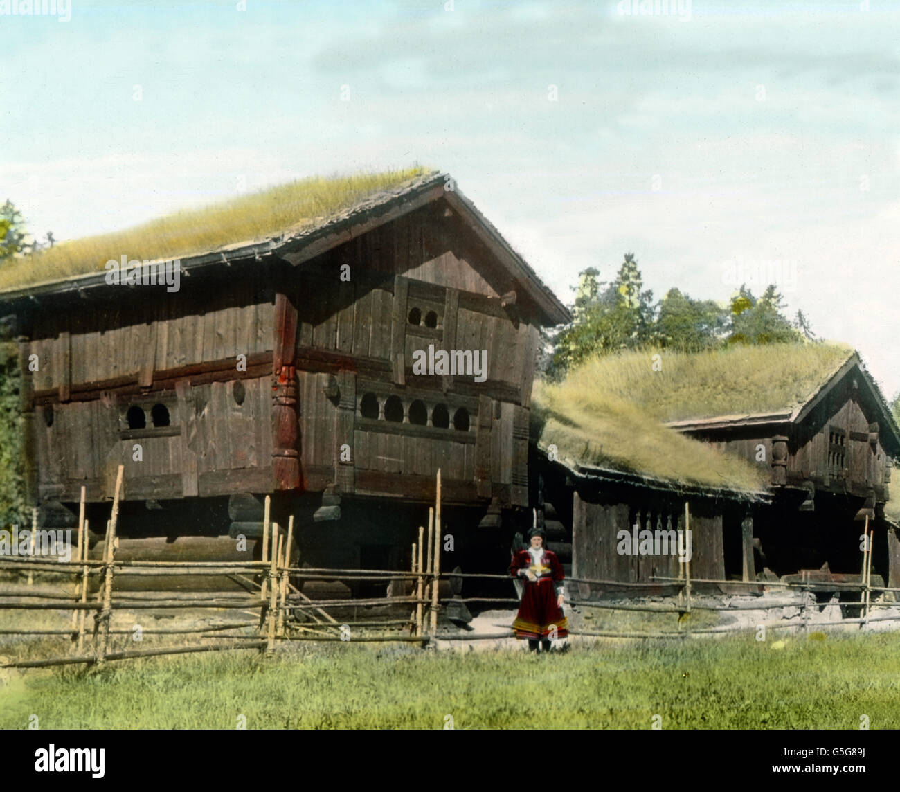 Ein altes Bauernhaus aus dem Völkerkundemuseum. Antica casa del contadino Presso il museo etnologico. casa, capanna, agriturismo, prato, donna, architettura, legno, ligneo, vecchio, natura, naturale, Europa, Norvegia, Scandinavia, viaggi, storia, storico, 1910S, 1920s, xx secolo, archivio, Carl Simon, lato vetro colorato slitta Foto Stock