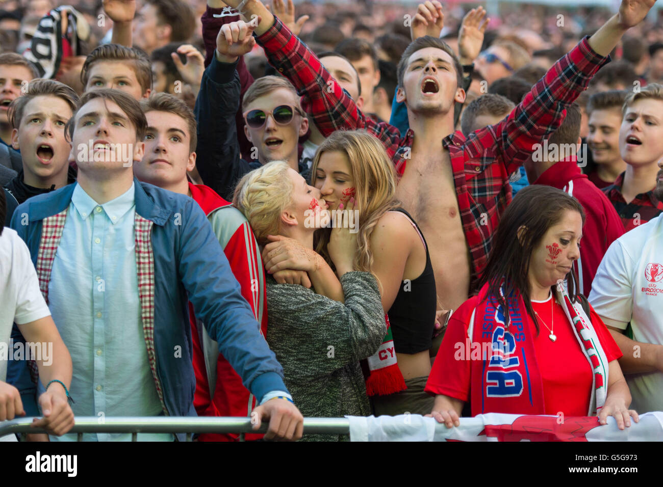 Il Galles gli appassionati di calcio al Galles Fan Zone in Cooper nel campo, Cardiff, per la Russia v Galles Euro 2016 Gruppo B di gioco. Foto Stock