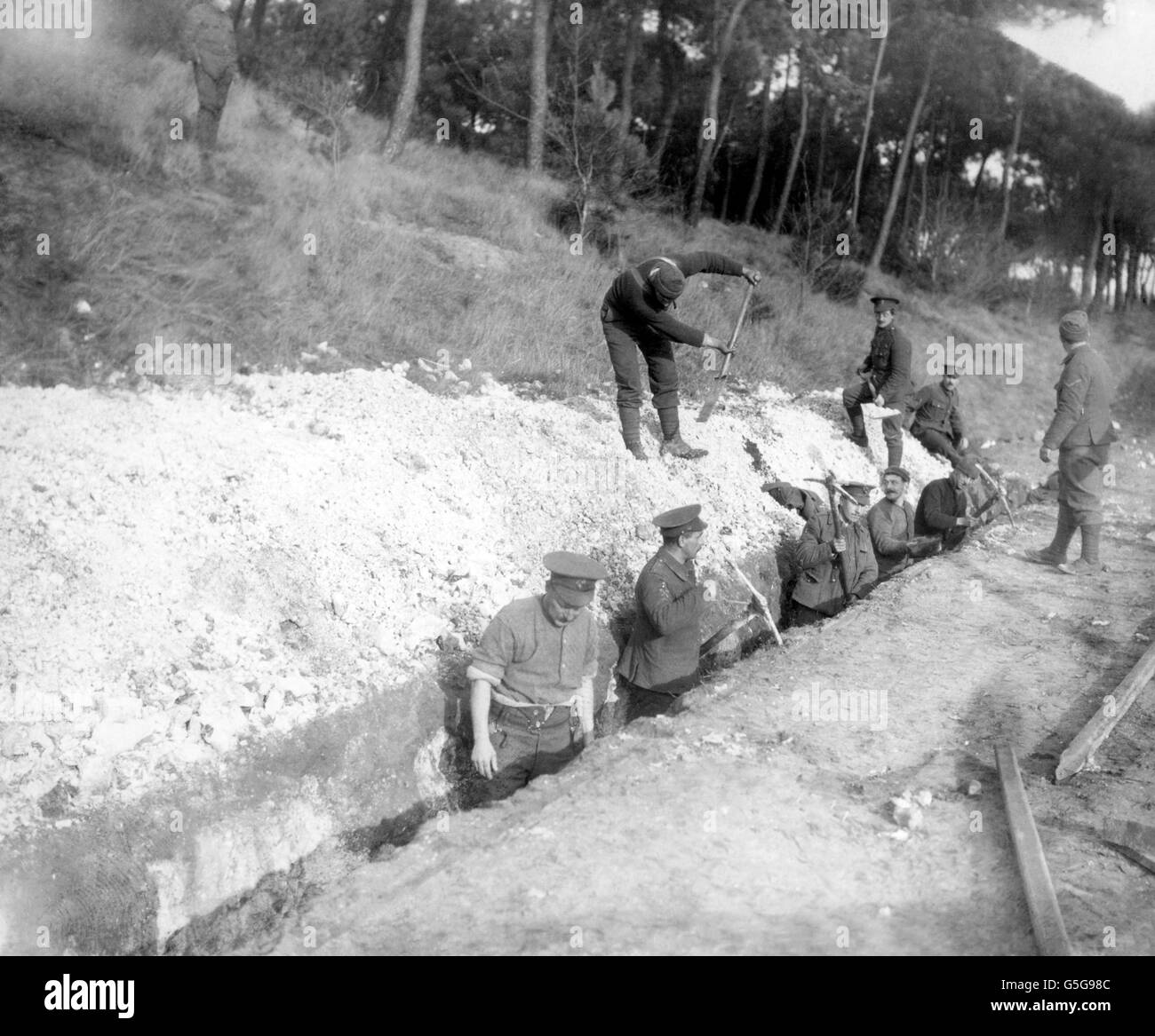 Pionieri della 3rd City of London Royal Fusiliers al lavoro scavo trincea. Foto Stock