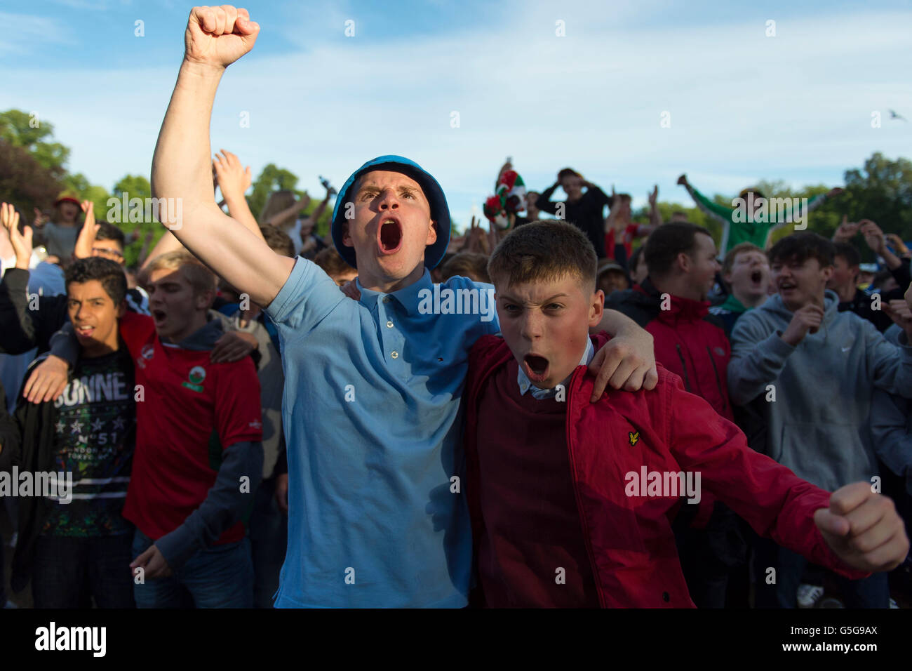 Il Galles gli appassionati di calcio al Galles sostenitori Fan Zone in Cooper nel campo, Cardiff, per l'Euro 2016 Galles v Russia videogame. Foto Stock