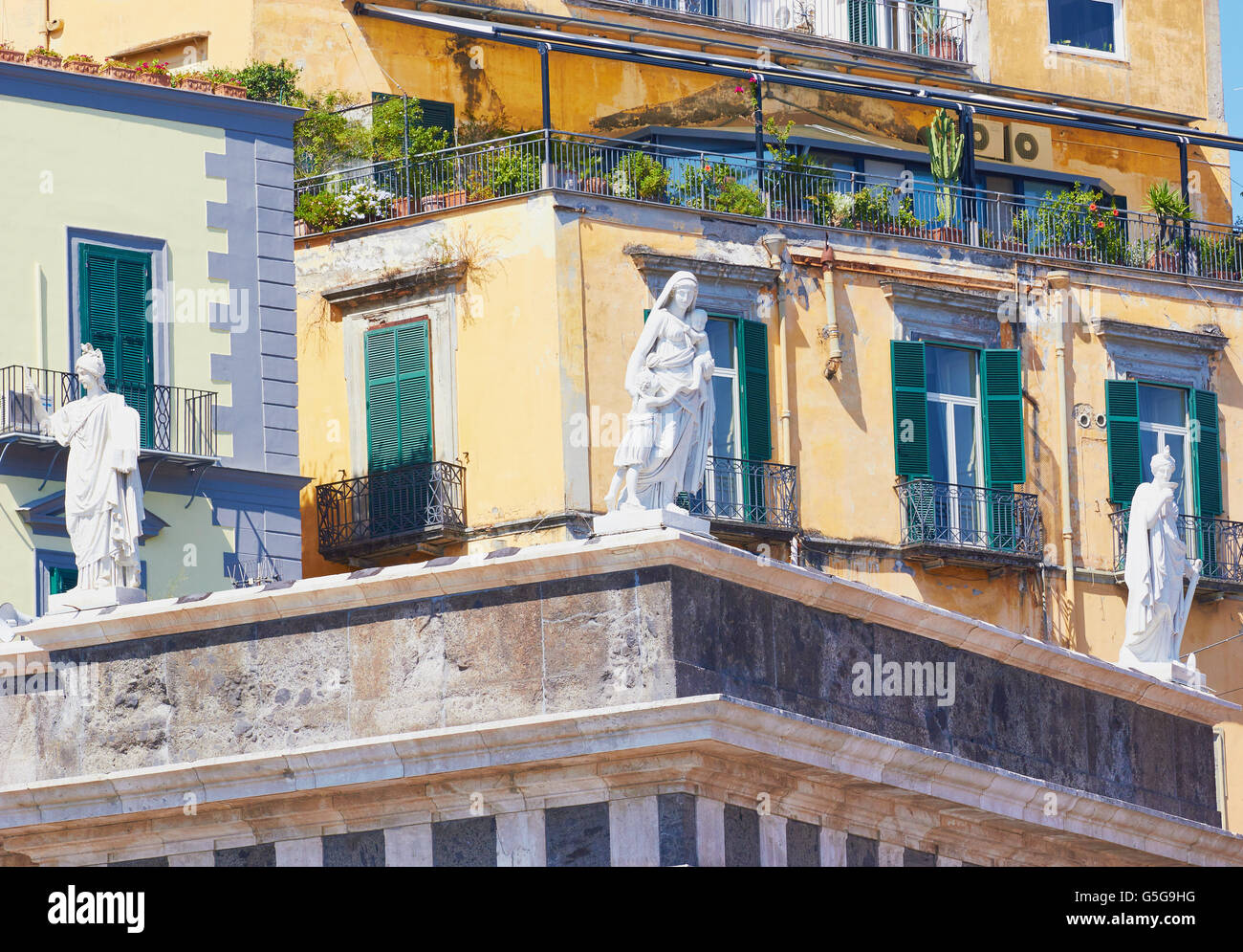 Statue e terrazza sul tetto sopra Piazza del Plebiscito, Napoli Campania Italia Europa Foto Stock