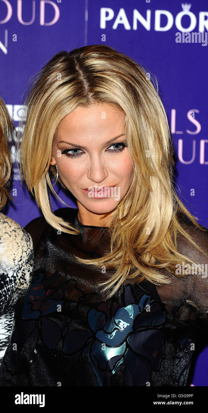 Sarah Harding della girl band Girls Aloud ad una conferenza stampa al Corinthian Hotel di Londra per annunciare che la band si riunirà per un tour il prossimo anno. Foto Stock