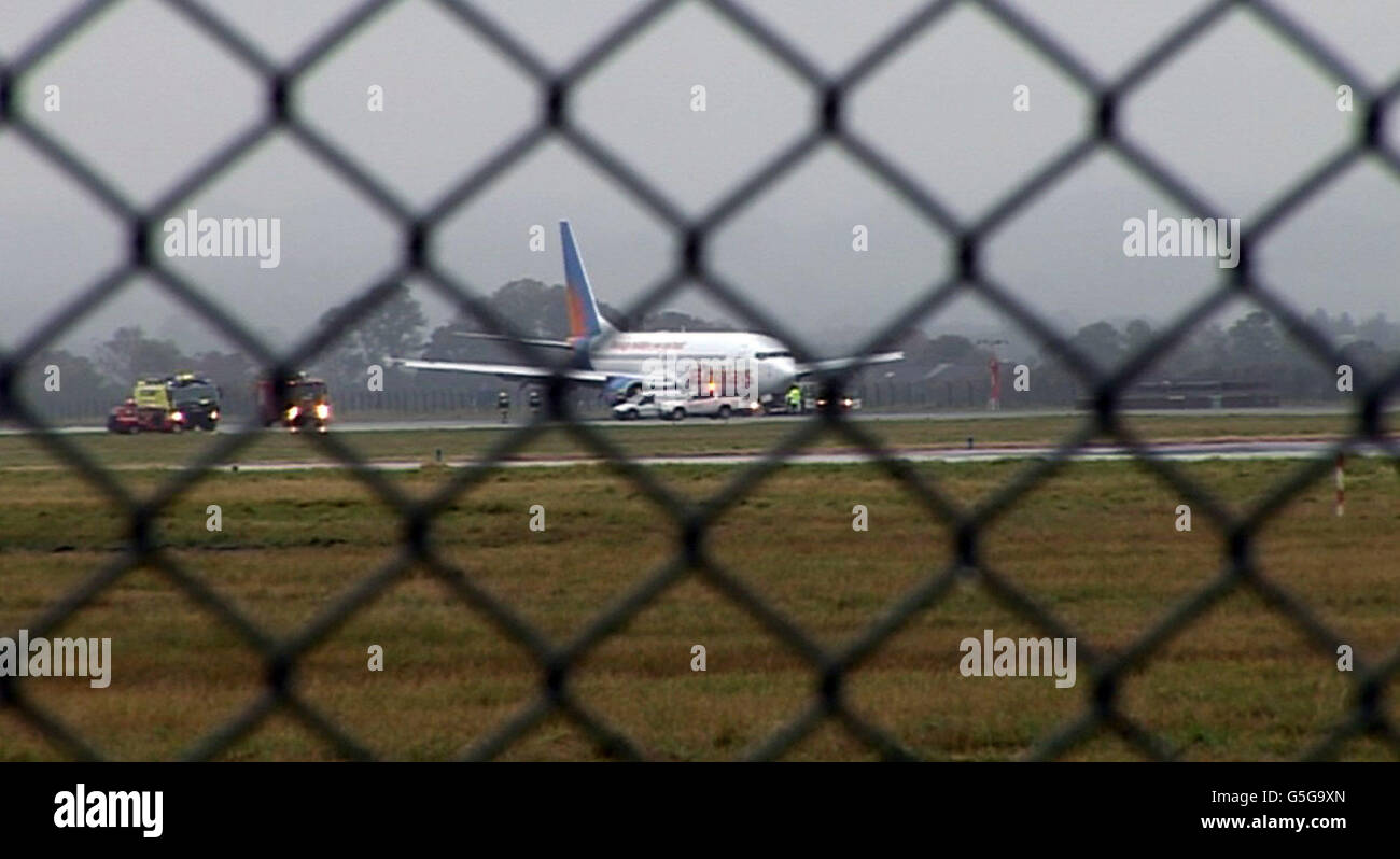 PA video grab di un aeromobile Jet2, che doveva essere evacuato dopo che il fumo è stato notato nella cabina presso l'aeroporto di Glasgow. Foto Stock