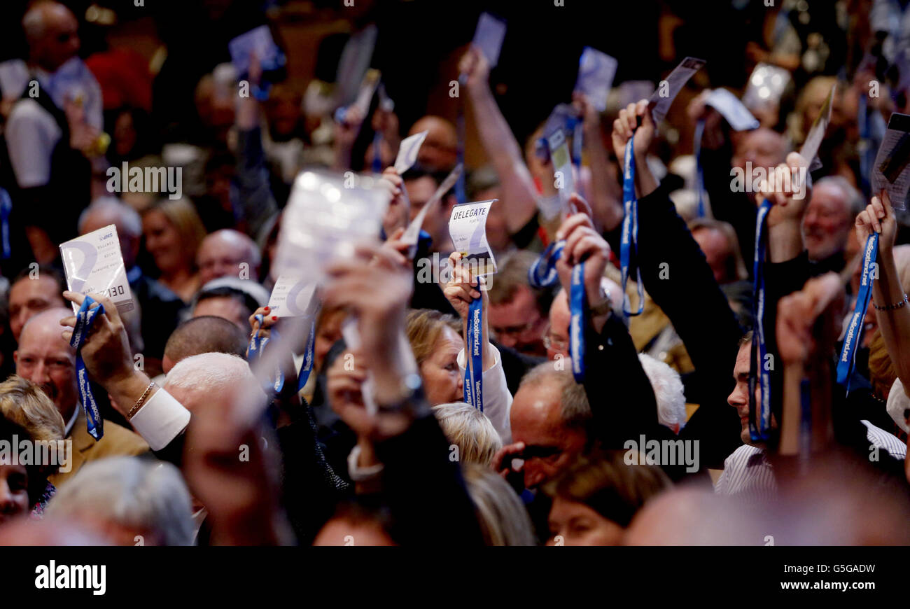 I delegati votano se il partito nazionale scozzese (SNP) debba rovescersi la sua lunga opposizione alla NATO durante la conferenza nazionale annuale SNP alla sala concerti di Perth in Scozia. Foto Stock