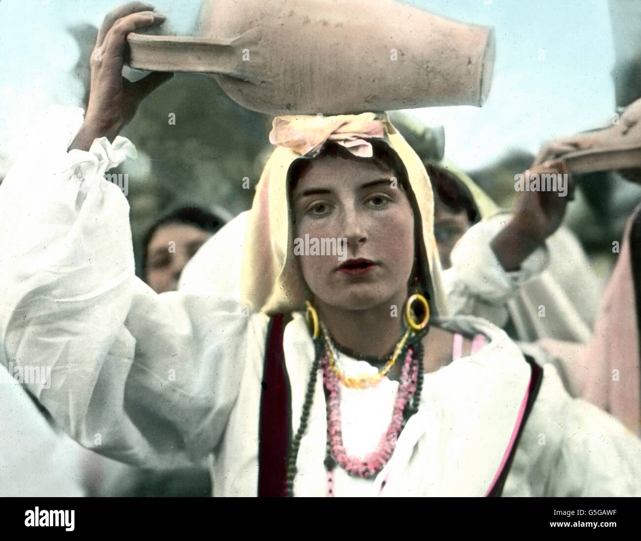 Junge Sizilianierin. Giovane donna dalla Sicilia. donna, ritratto, boccale acqua, array, tradizione, tradizionale, volcanicity vulcanismo, geologia, storia, storico, 1910S, 1920s, xx secolo, archivio, Carl Simon, colorate a mano su vetrino. Foto Stock