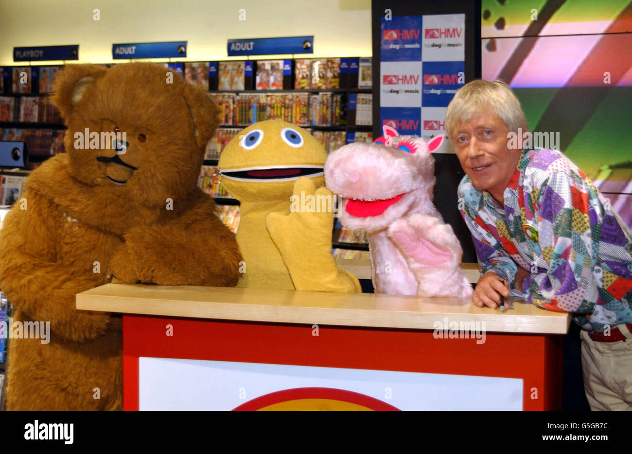 Stelle di sette anni '70 spettacolo bambini Rainbow (da sinistra) giungla, Zippy, George e Geoffrey, durante una fotocellula per promuovere il loro nuovo video e DVD, Rainbow 'zip-Up Zippy', presso il negozio HMV a Oxford Circus di Londra. Foto Stock