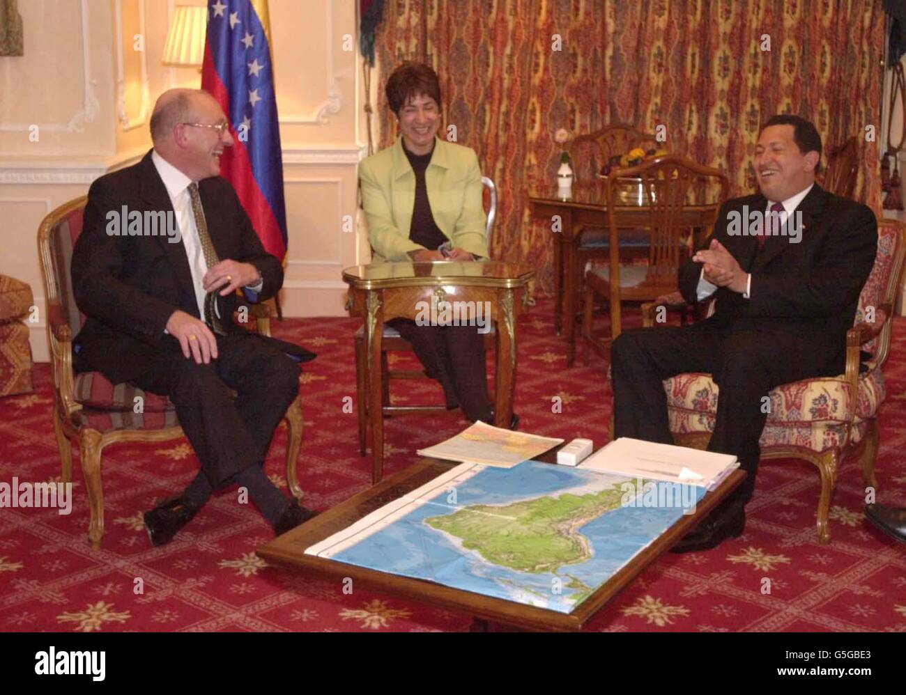 EGLI Senor Hugo Chavez-Frias, presidente della Repubblica Bolivariana del Venezuela (destra) ha un incontro con Phil Watts, presidente della Royal Dutch Shell, a Londra durante la visita di tre giorni del presidente nella capitale britannica. Foto Stock