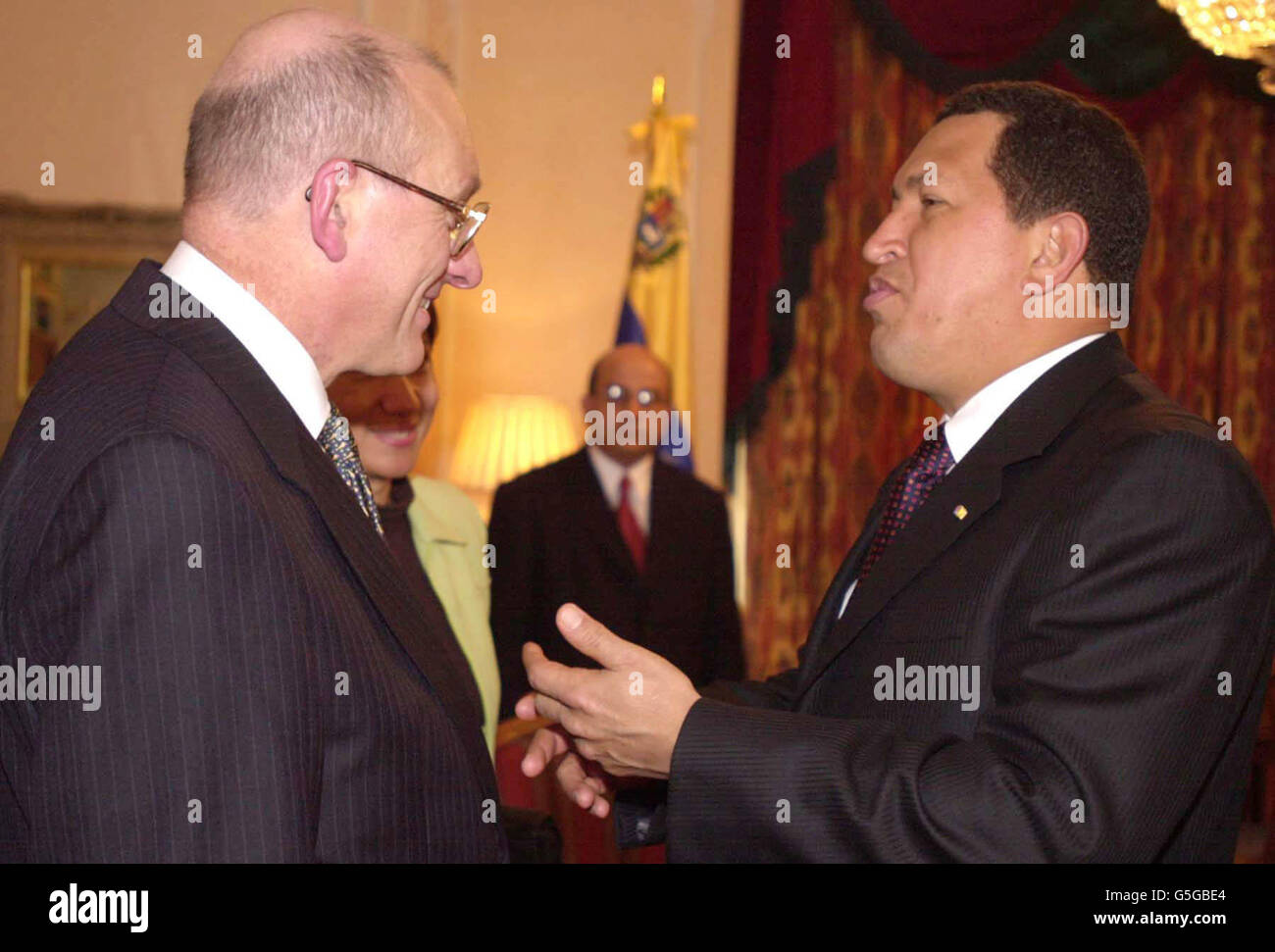 EGLI Senor Hugo Chavez-Frias, presidente della Repubblica Bolivariana del Venezuela (destra) ha un incontro con Phil Watts, presidente della Royal Dutch Shell, a Londra durante la visita di tre giorni del presidente nella capitale britannica. Foto Stock