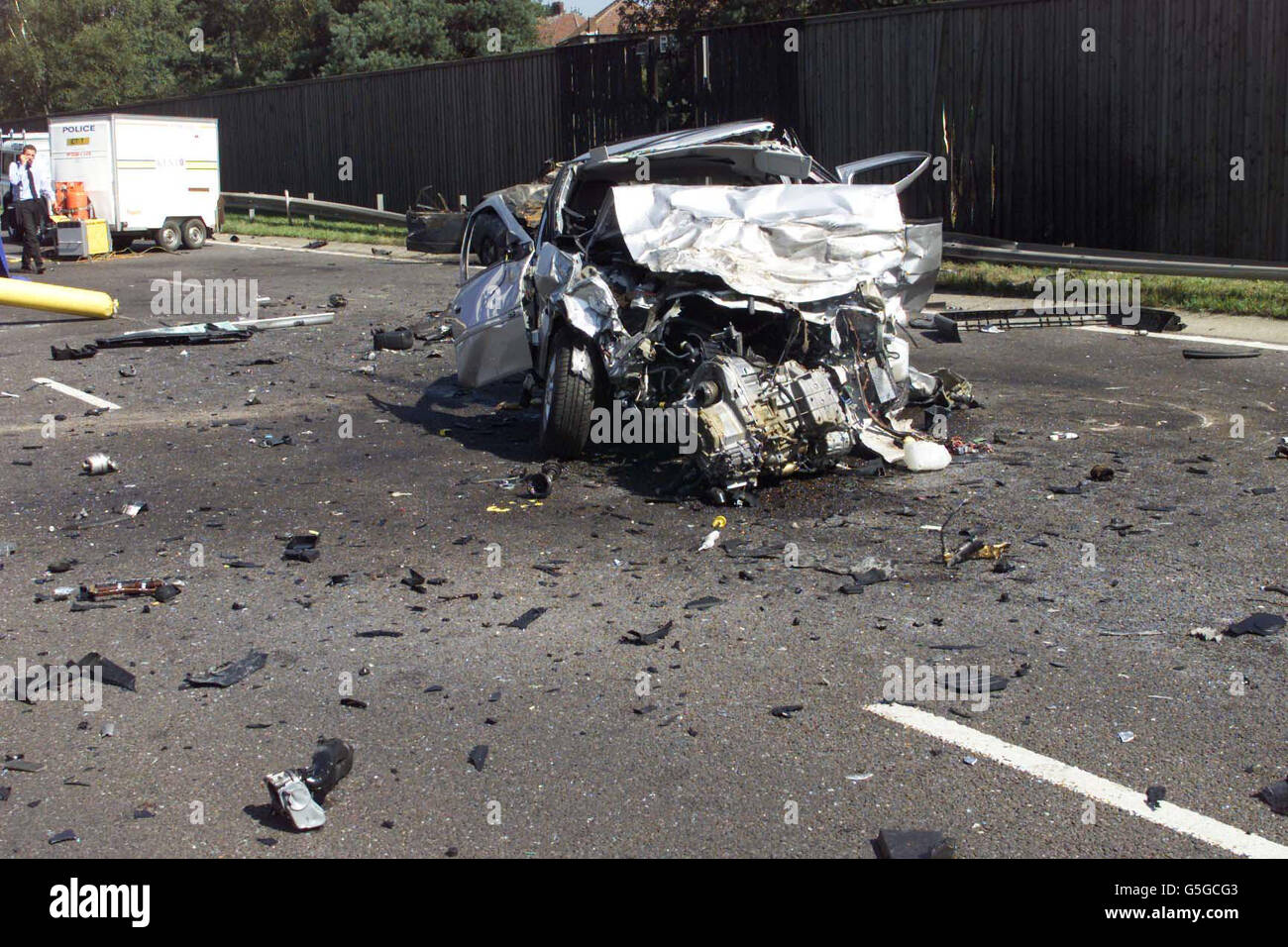 Un Vauxhall Vectra nero bruciato alla A20 a Swanley, Kent, dove quattro persone sono state uccise. L'auto, perseguita da poliziotti Surrey che indagano su un furto, veniva guidata ad alta velocità nella direzione sbagliata e si scontrava con un altro veicolo. Foto Stock