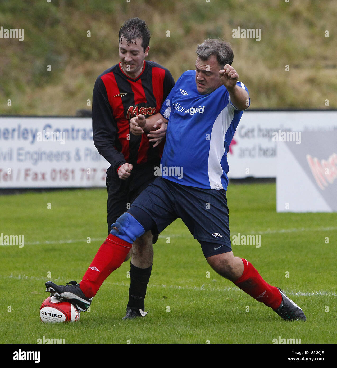 Shadow Chancellor ed Balls al Salford City Football Club, Salford, durante la partita di football dei deputati laburisti Vs Press lobby prima dell'inizio della conferenza annuale del Partito laburista a Manchester. Foto Stock