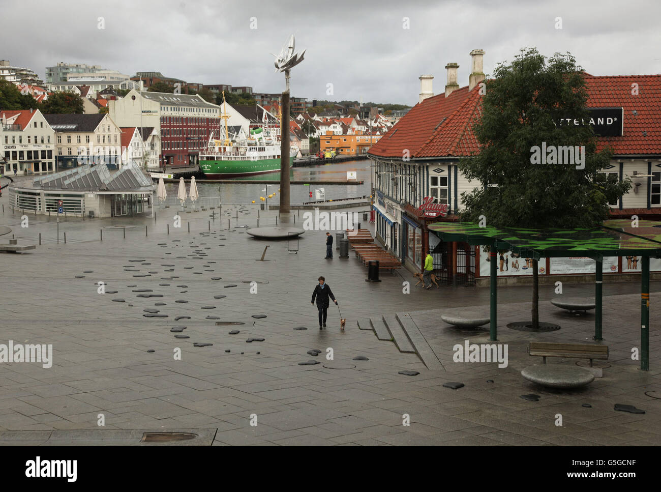Un'opera raffigurante il gocciolamento di olio da un distributore bancario in mare dell'artista francese di strada Wa, a Stavanger, Norvegia, nell'ambito dell'annuale festival di arte urbana e stradale contemporanea Nuart. Foto Stock