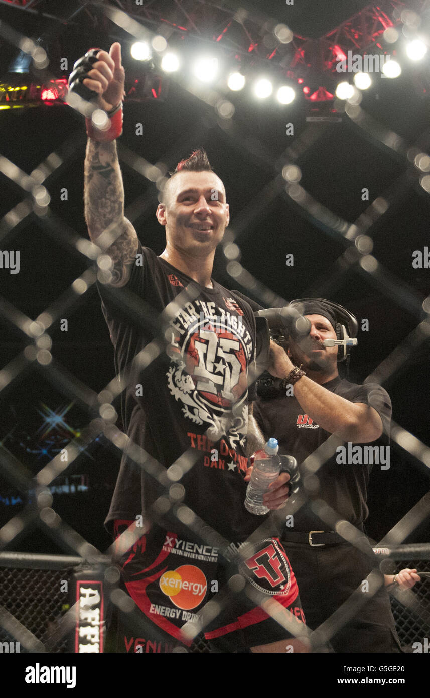 Dan Hardy di Nottingham celebra la sua vittoria contro l'Amir di New York Sadollah (r) all'evento UFC on Fuel di Nottingham Capitale FM Arena Foto Stock