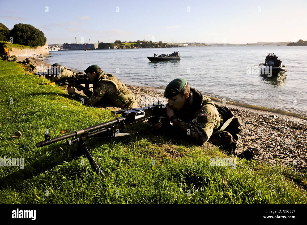 Royal Marine Commandos tenere una posizione come prendono parte a un esercizio militare chiamato Cougar 12 dopo un atterraggio di spiaggia anfibio. . Foto Stock