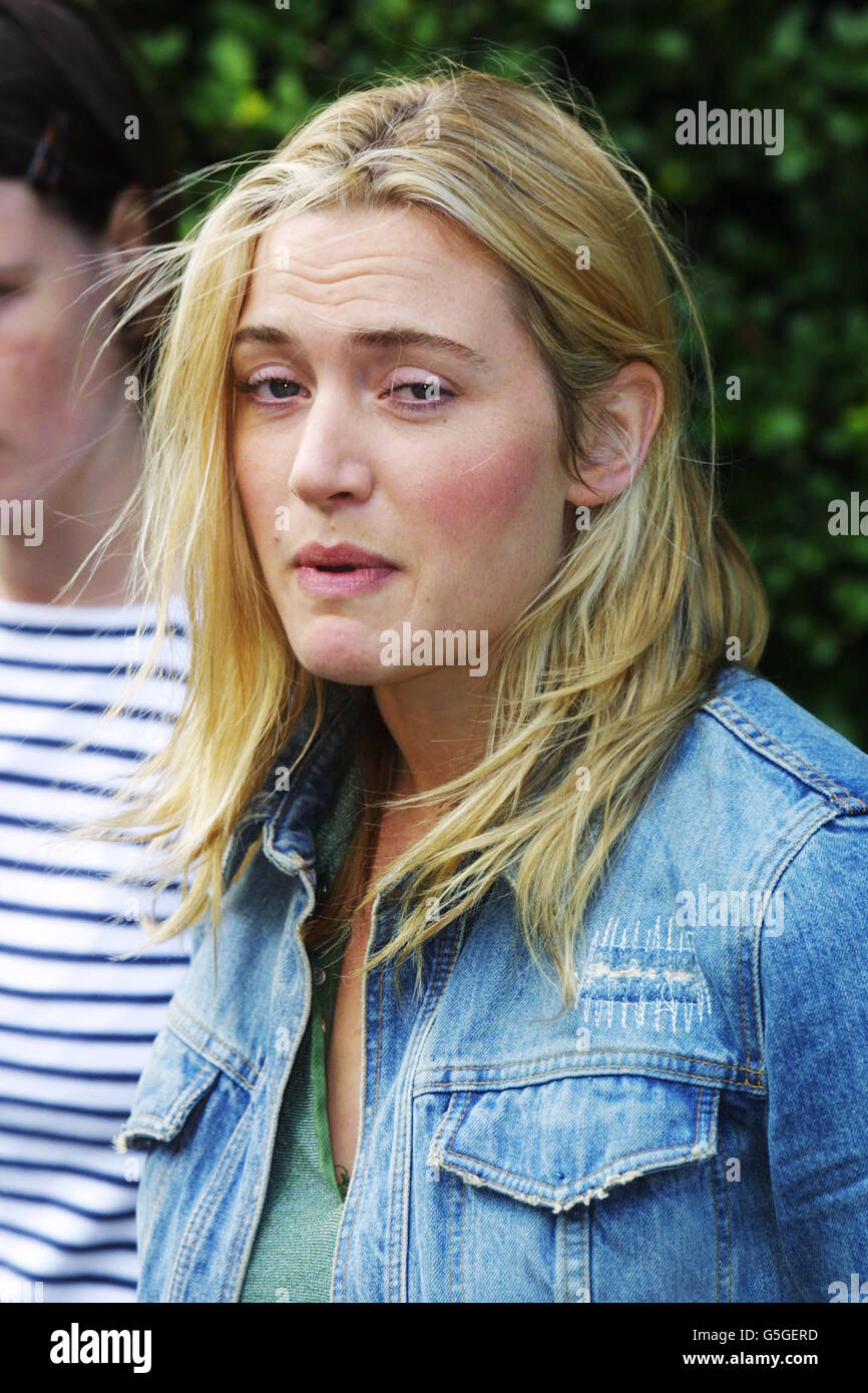 L'attrice Kate Winslet parla con i giornalisti a Islington, Londra, a seguito della dichiarazione che lei e il regista marito Jim Threapleton si separavano dopo un matrimonio di tre anni. La notizia ha sconvolto il mondo dello showbusiness. * che considerava ampiamente il matrimonio di Winslet come felice e stabile. La coppia ha una figlia di 11 mesi, mia. Si ritiene che la stella Titanic abbia lasciato a Surrey, diverse settimane fa, la casa sul fiume della coppia, entrando nel suo ex appartamento a Islington, N Londra. Foto Stock