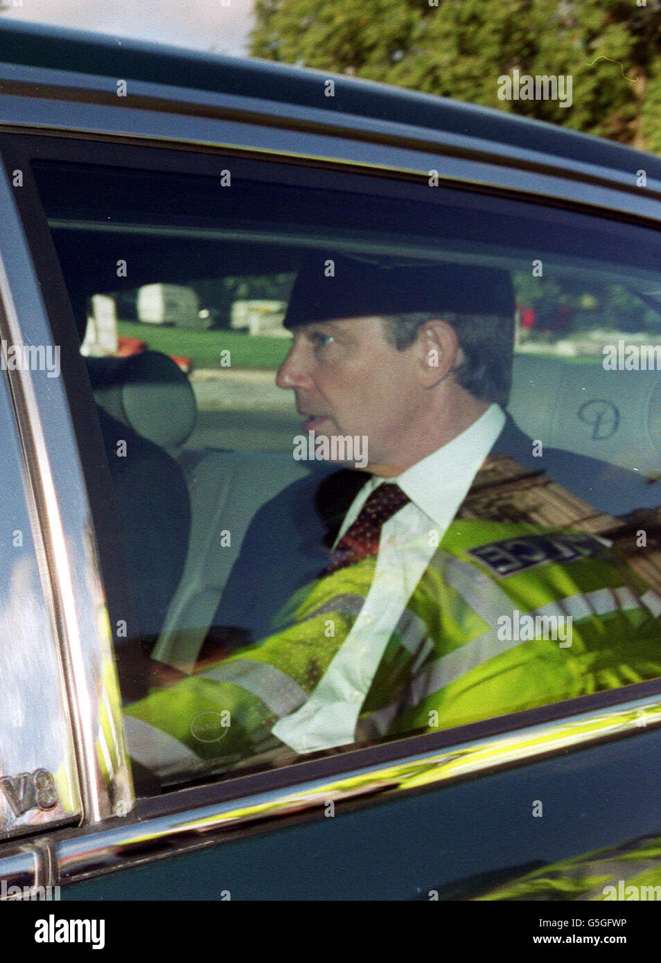 Il primo ministro britannico Tony Blair arriva in auto alla Camera dei Comuni, dove ha rilasciato una dichiarazione alla Camera sugli attacchi terroristici contro gli Stati Uniti. * ..... I membri erano stati richiamati dalla pausa estiva per il dibattito e ci si aspettava che si unisse in un silenzio di tre minuti per ricordare coloro che sono morti. Foto Stock