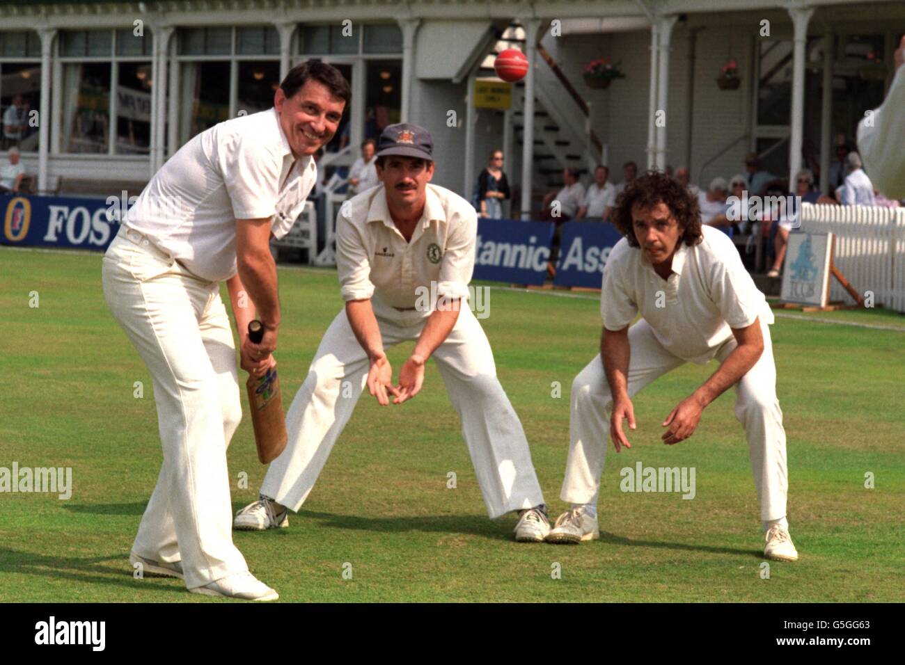 GRAHAM TAYLOR MANAGER DELLA SQUADRA DI CALCIO INGLESE CHE GIOCA A CRICKET DURANTE LA PARTITA BENEFICA DI KEVIN COOPER A TRENT BRIDGE. FOTO CON BRUCE FRENCH (NOTTINGHAMSHIRE) E IL CANTANTE POP DAVID ESSEX. MAGI DI CALCIO E MAGI DOMENICALI ECC. Foto Stock