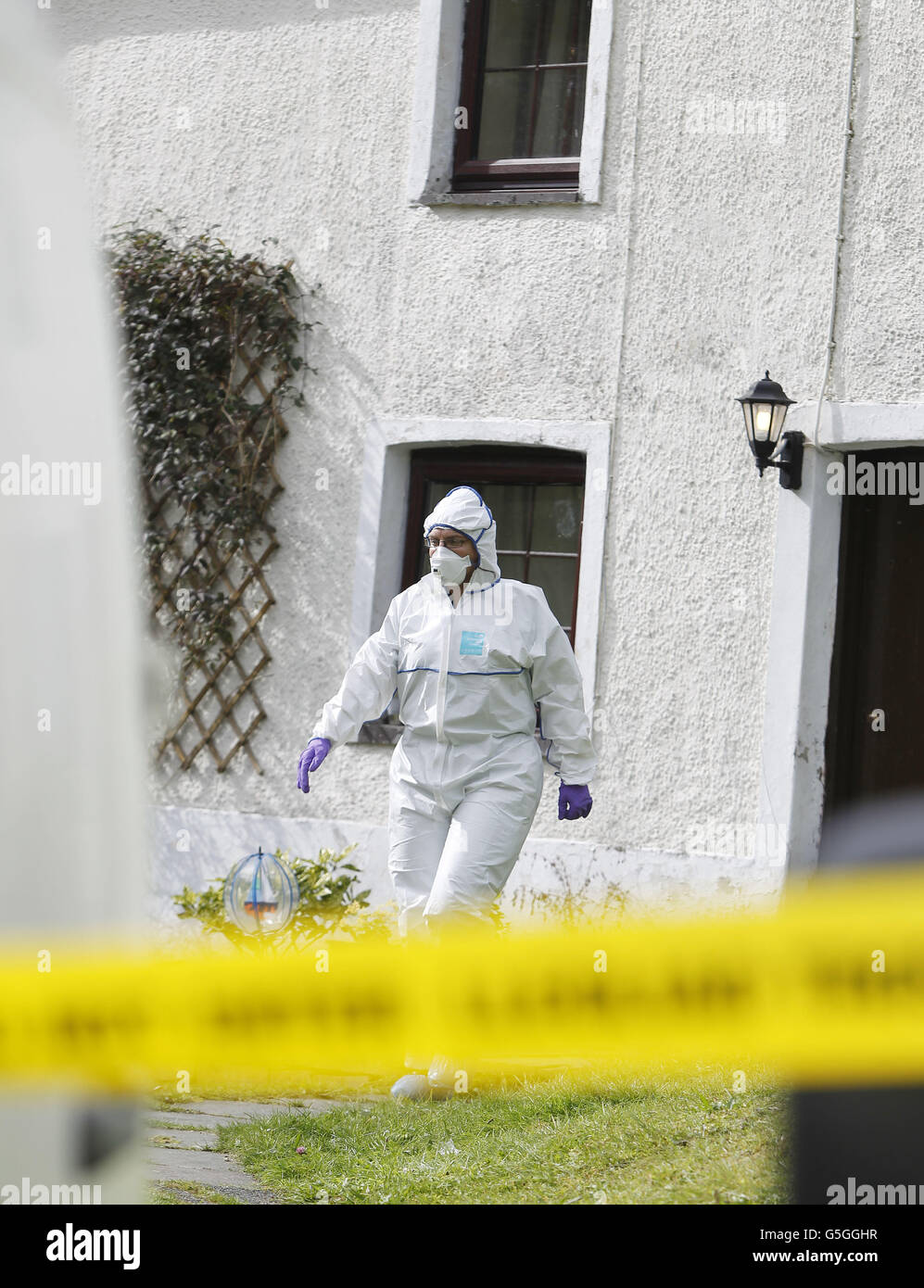 Gli ufficiali forensi cercano la casa di Mark Bridger - arrestato con sospetto di omicidio - mentre la caccia alla scomparsa di April Jones è ripresa a Machynlleth, metà Galles. Foto Stock