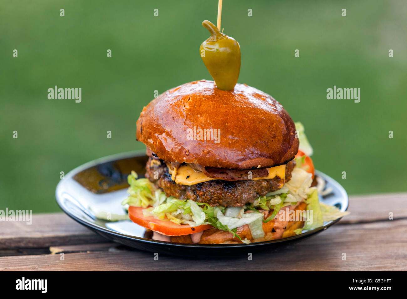 Hamburger fresco su un piatto, piatto di cibo Foto Stock