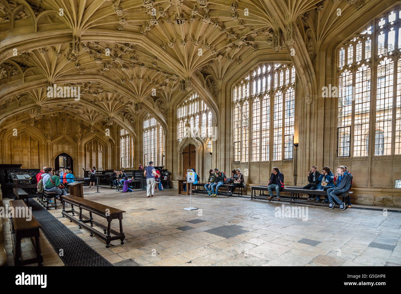 Oxford, Regno Unito - 12 agosto 2015: interno della biblioteca Bodleian Library con i turisti. Il fie architettura della biblioteca ha reso un favo Foto Stock