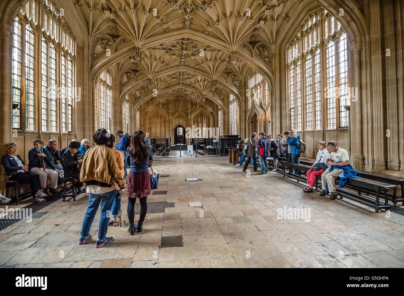 Oxford, Regno Unito - 14 agosto 2015: interno della biblioteca Bodleian Library con i turisti. Foto Stock