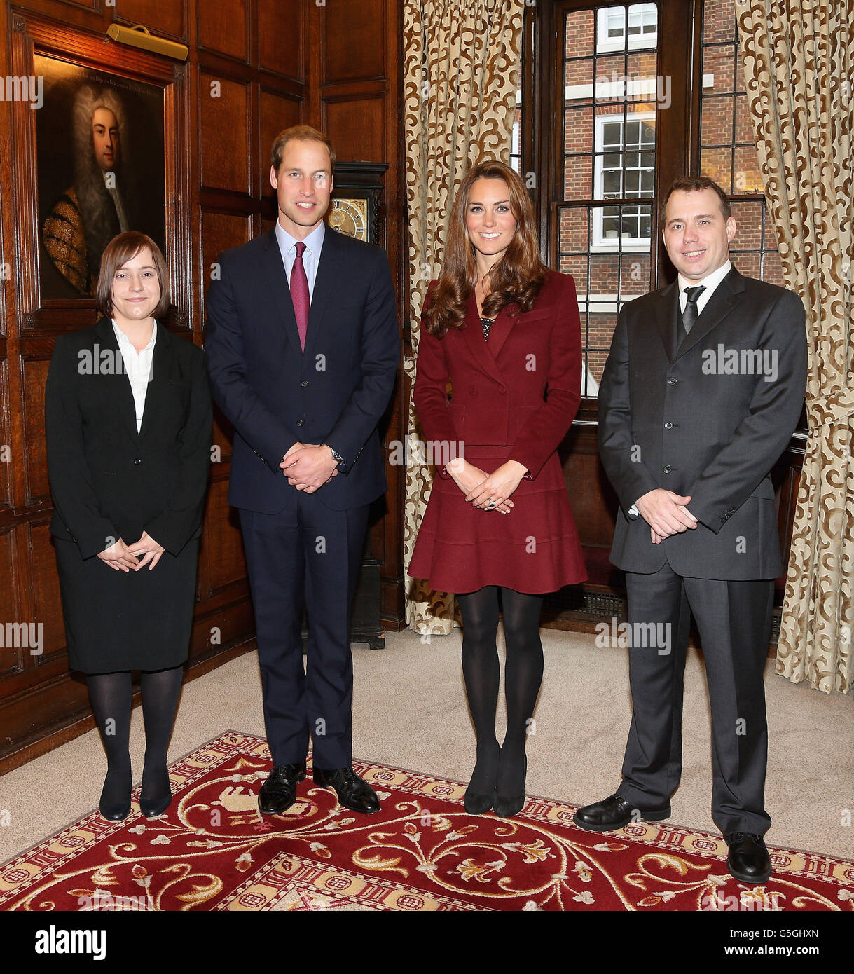 Il Duca e la Duchessa di Cambridge posano con il Duca e la Duchessa di  Cambridge ricevevano la borsa di studio Kerri-Anne Ferdinando e Steven  Kennedy mentre visitano Middle Temple Inn, Londra
