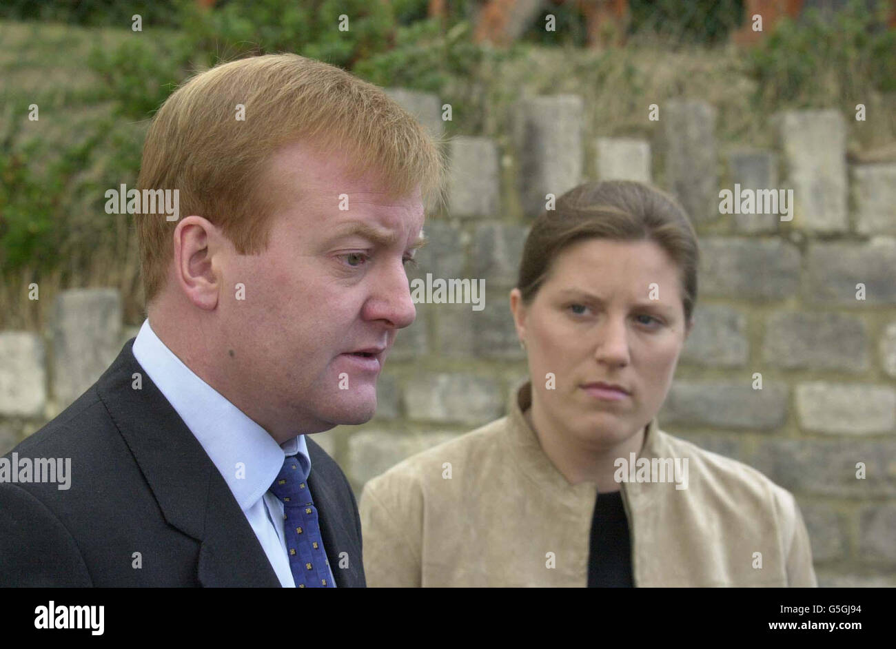 Il leader liberaldemocratico Charles Kennedy, con il suo partner Sarah Gurling a Bournemouth per iscriversi alla conferenza di partito che inizia sabato 22 settembre 2001 e si svolge fino a giovedì 27 settembre. Foto Stock