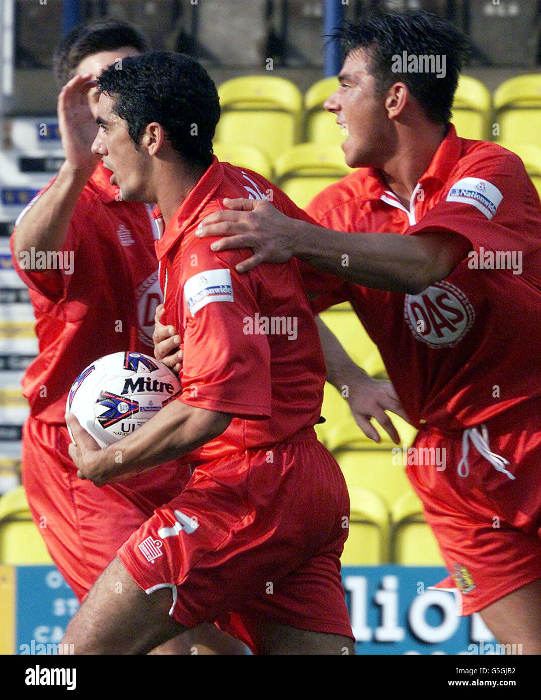 Scott Murray di Bristol City (con la palla) segna l'obiettivo di Bridstols e celebra con Steve Jones (a destra) durante la partita della Nationwide Division due tra Peterborough e Bristol City al London Road Ground, Peterborough. NESSUN UTILIZZO NON UFFICIALE DEL SITO WEB DEL CLUB Foto Stock