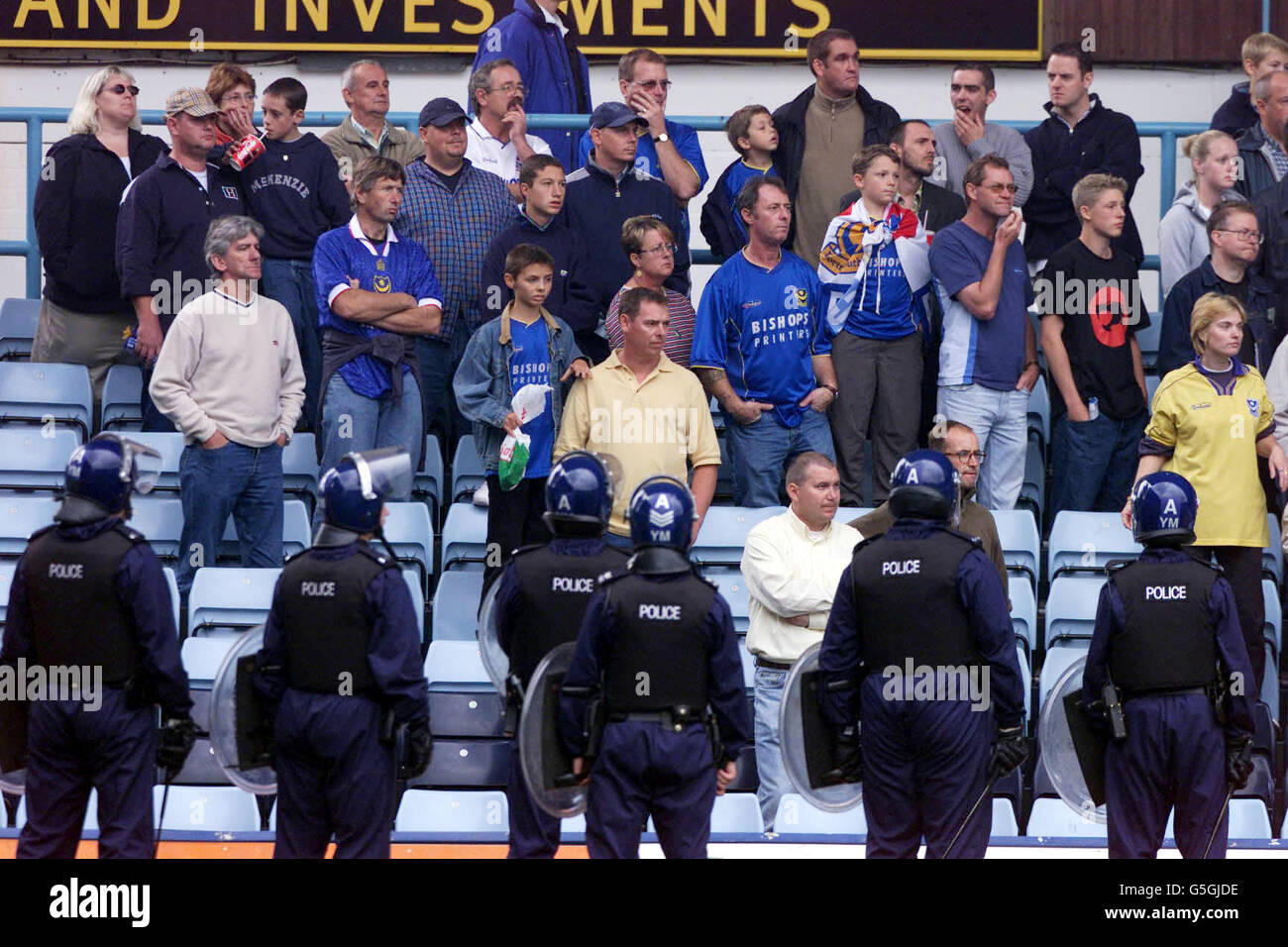 Una linea di Riot Police si trova di fronte ai tifosi di Portsmouth durante la partita di Nationwide Division uno tra Coventry e Portsmouth a Highfield Road, Coventry. NESSUN UTILIZZO NON UFFICIALE DEL SITO WEB DEL CLUB Foto Stock