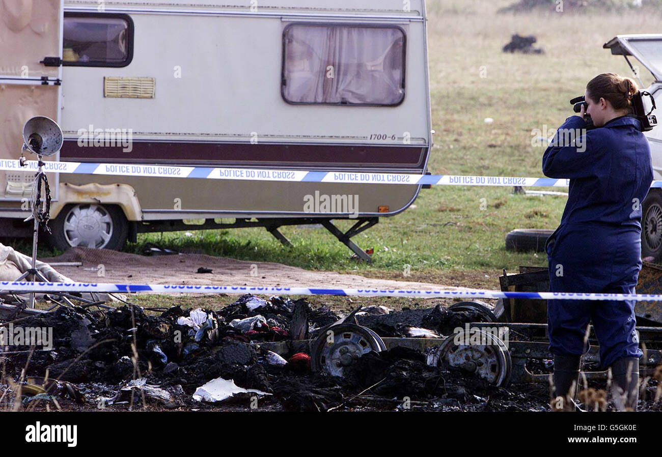 I resti di una carovana di viaggiatori, a Bluntisham, Cambs che sono registrati da un membro della polizia Cambridgeshire. La scena è dove un ragazzo di tre anni è stato oggi trovato morto dopo che la carovana ha messo sul fuoco al luogo dei viaggiatori. *altri nove bambini, di età compresa tra i quattro mesi e i 11 anni, e due donne di età compresa tra i 52 e i 24 anni, sono stati portati all'ospedale Hinchingbrooke, a Huntingdon, che ha subito inalazione di fumo. Sono stati successivamente dimessi. Foto Stock