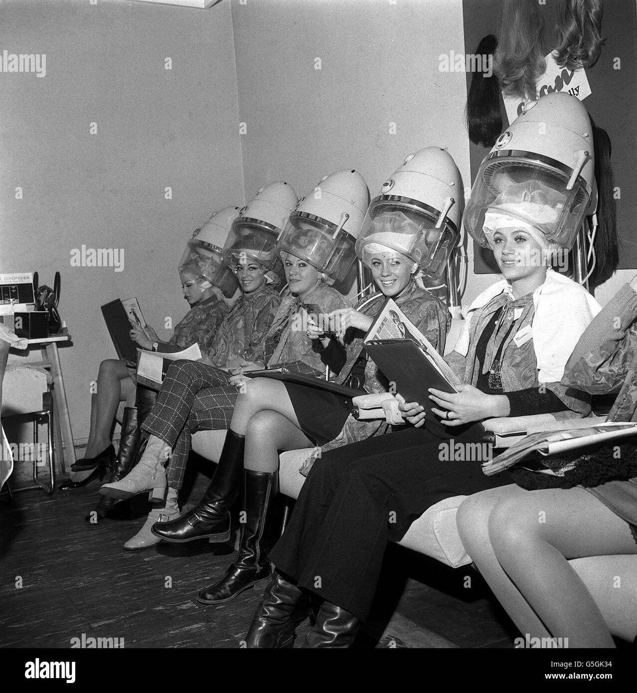 Cinque teste - tutte con un solo pensiero - quanto alte le loro speranze sono nel concorso Miss mondo, allo Strand Palace Hotel a Londra. Da sinistra: Miss Repubblica d'Irlanda (giugno MacMahon), Miss Austria (Brigitte Kruger), Miss Costa Rica (Patricia Diers), Miss Svezia (Gunilla Firden) e Miss Danimarca (ancora Shaufuss). Foto Stock