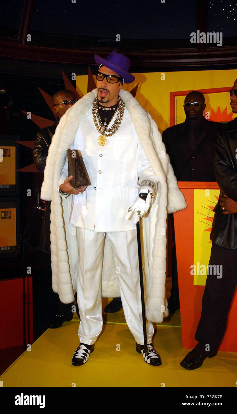 Comic Ali G durante una fotocall al Mayfair Club di Londra, dove ha annunciato le candidature per i MTV Europe Music Awards 2001, che si svolgeranno a Francoforte l'8 novembre 2001. *...la nuova band Gorillaz di Damon Albarn, è a capo del campo per il MTV Europe Award, raccogliendo sei nomination. Altri grandi hitters includevano rapper Eminem, Dido, Craig David, Limp Bizkit e U2 con quattro nomination ciascuno. Foto Stock