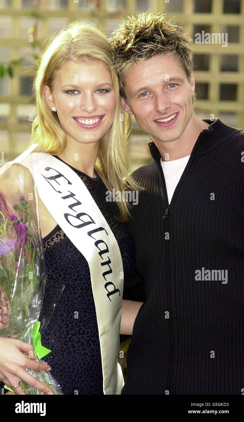 Diciannove anni Sally Kettle con il fidanzato Lee Wakeling, 25, entrambi di Leicester, dopo aver vinto il titolo di Miss Inghilterra 2001, nel centro di Londra. Foto Stock