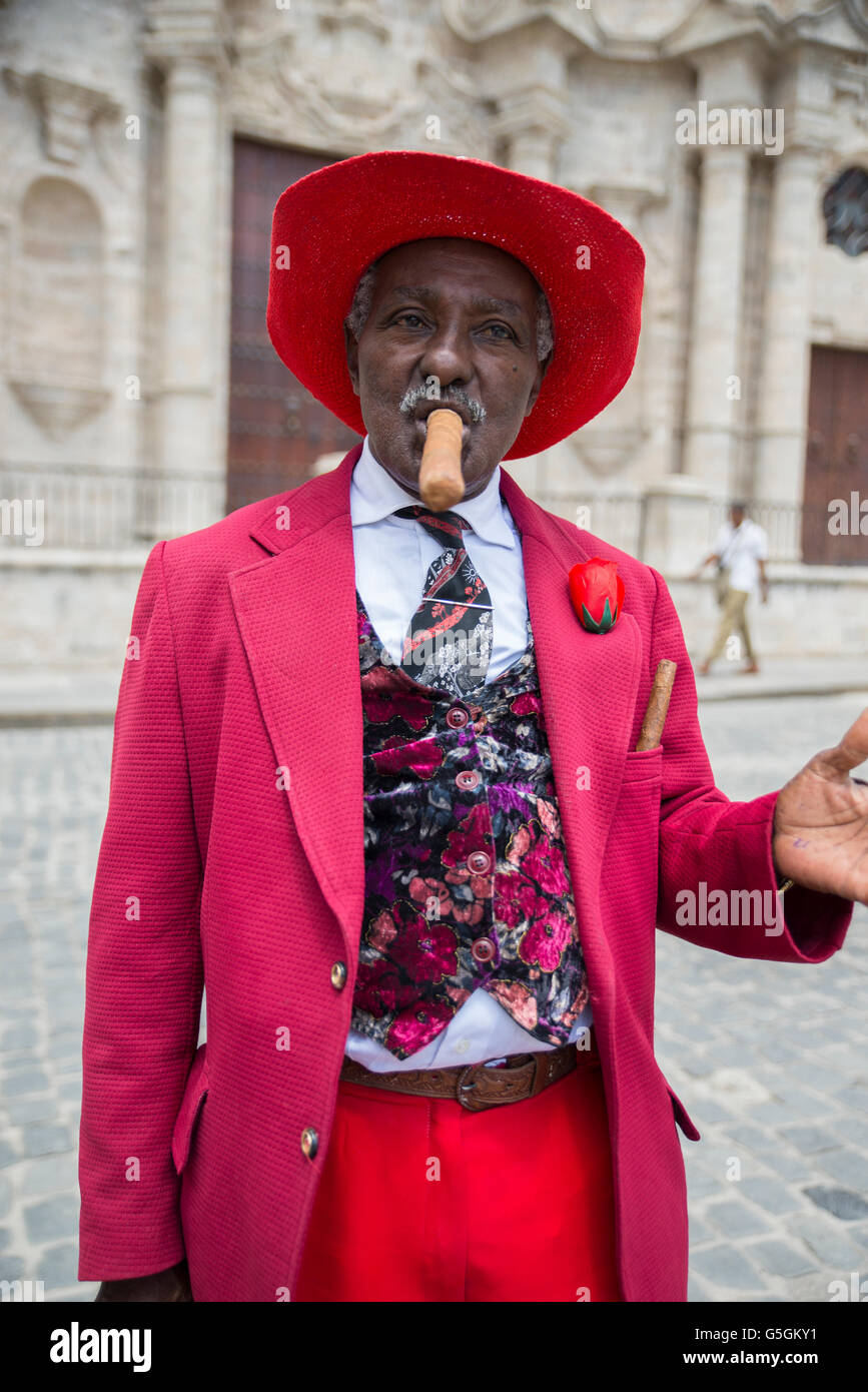 Uomo cubano in abito tradizionale, Plaza de la Catedral, Havana, Cuba Foto  stock - Alamy