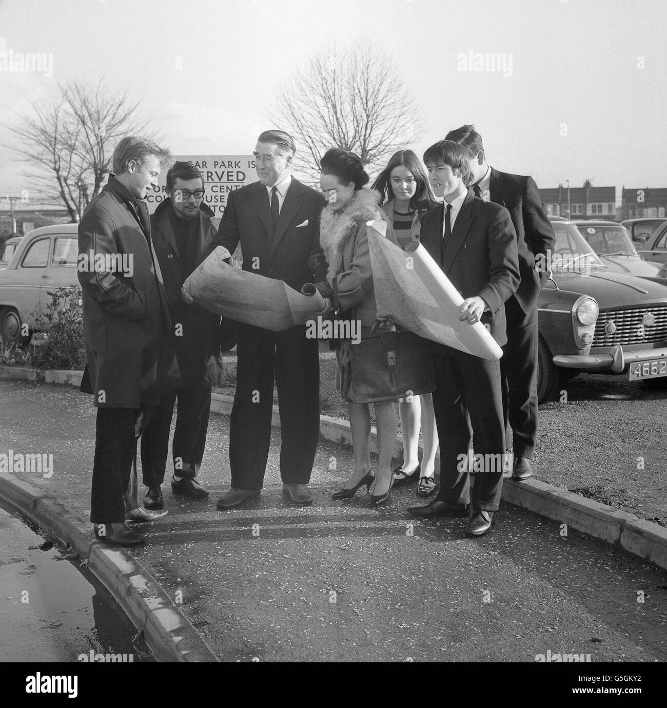 Paddy Roy Bates, proprietario della stazione dei pirati di radio Essex, con la moglie Joan, la figlia Pennie e il personale della stazione. Stanno esaminando una mappa marina dell'area da cui hanno trasmesso, Knock John Fort al largo di Foulness Island. Il signor Bates sta comparendo alla corte dei magistrati per rispondere a un appello dell'OGPO per la trasmissione illegale. Foto Stock